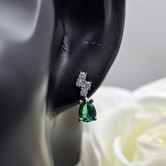 ♥️ CLUSTER STERLING SILVER STUD EARRINGS - Picture 4 of 5